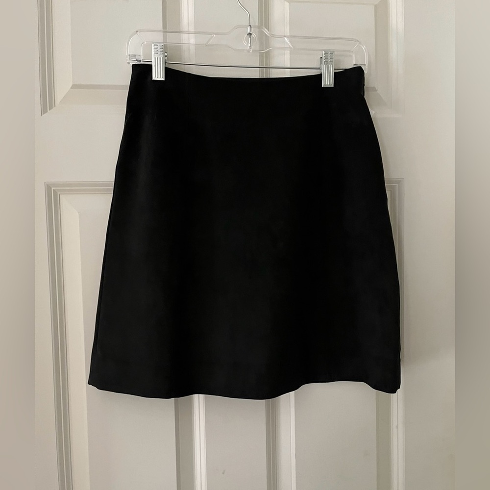Women's Aritzia Babaton Modern vegan Suede high-rise A-line mini skirt size 6